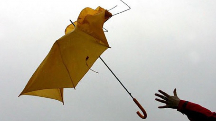 Cod galben de ploi torenţiale şi vânt. Care sunt judeţele afectate