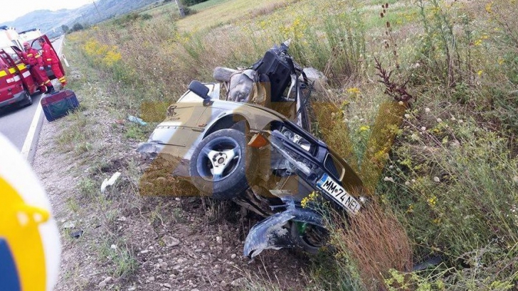 Imagini de groază! Un BMW s-a rupt în bucăţi pe un drum din Sălaj