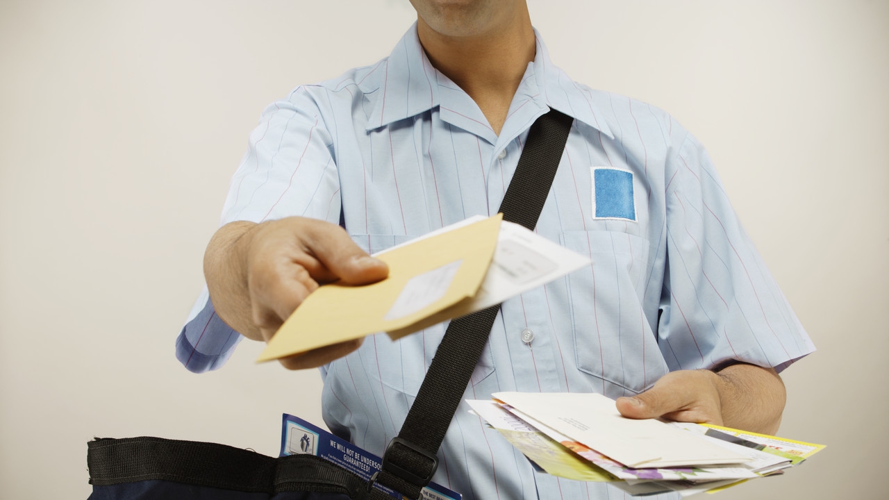 AMNISTIA FISCALĂ. Plicurile cu datoriile ANAF, aduse de poștași acasă. Tot ei vor colecta și banii