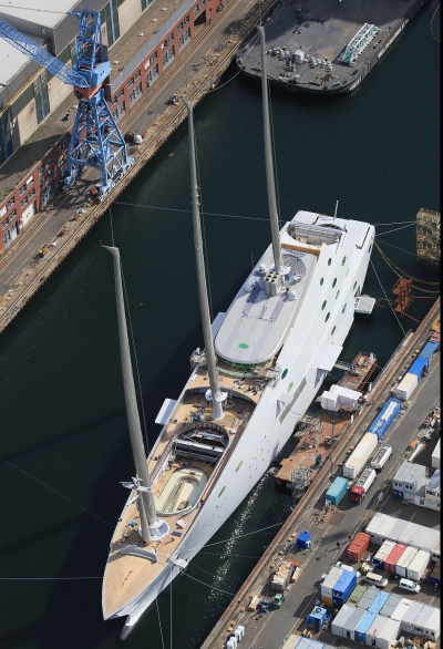 Cel mai mare iaht din lume a fost lansat la apă. Cum arată ambarcațiunea de lux de 400 de milioane $