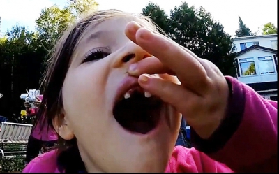 Metoda neașteptată prin care un tată îi scoate dintele de lapte fiicei sale. E incredibil
