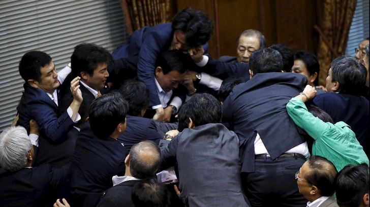 Violențe în Parlamentului Japoniei. Ce i-a determinat pe demnitari să-și arunce pumni în plen