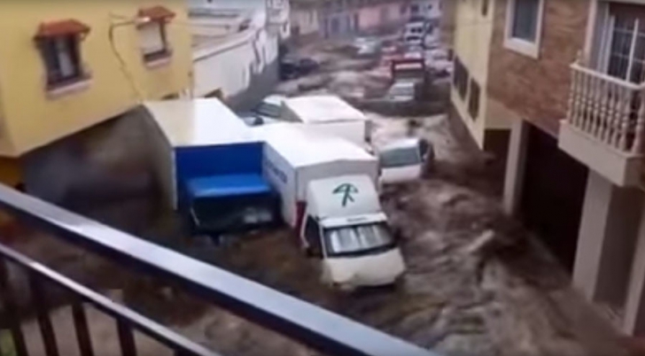 Inundaţii devastatoare în sudul Spaniei. Doi morţi şi maşini luate de ape VIDEO