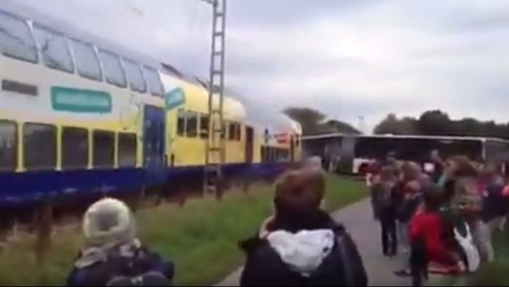 Imagini șocante! Un tren a intrat într-un autobuz școlar