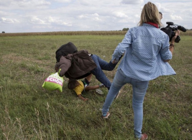 Refugiatii loviti de jurnalista din Ungaria