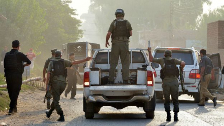 Atac armat la o bază militară din Pakistan. 17 persoane au murit