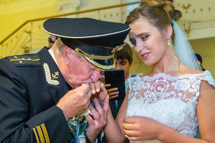  Primele poze de la nunta celui mai bătrân actor din Rusia. Cum arată şoţia lui. Esta atât de tânără