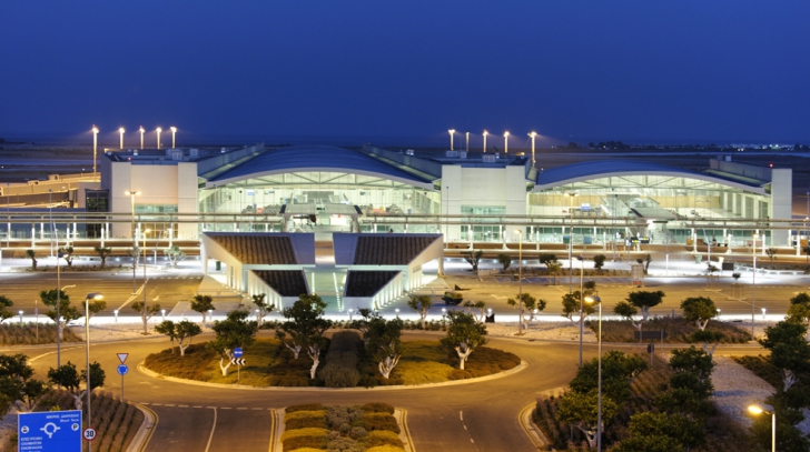 Două nemţoaice locuiesc de un an în aeroportul din Larnaca. Nimeni nu ştie de ce nu vor să plece