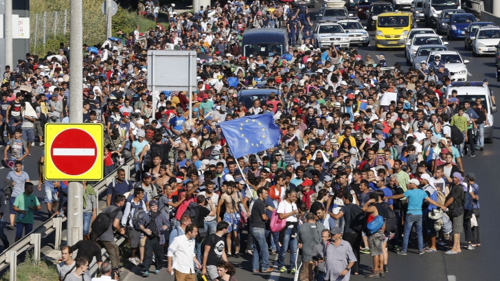 Măsuri disperate în criza imigranţilor. Ungaria mobilizează rezervişti pentru a opri refugiaţii