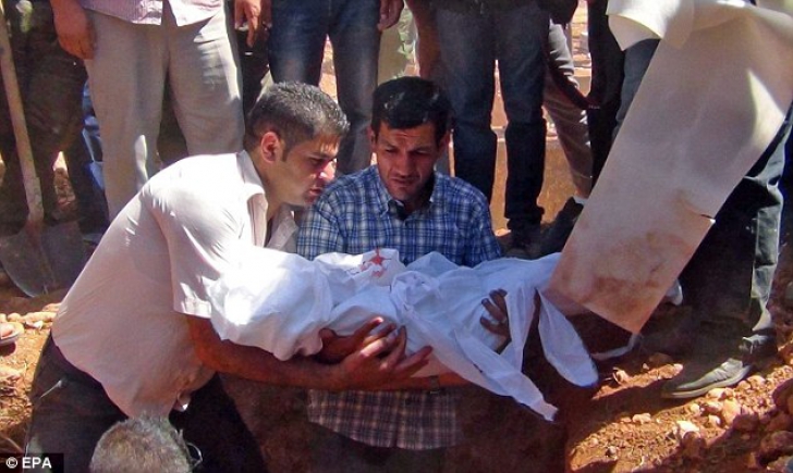 Imagini sfâșietoare de la înmormântarea baiețelului sirian de 3 ani, găsit mort, pe plajă