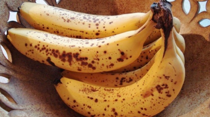 Ce se întâmplă dacă mănânci banane care au coaja plină de pete maro
