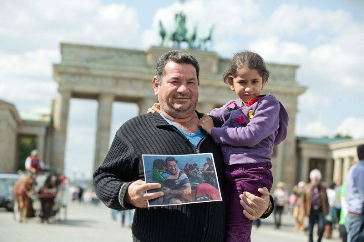 Ce i s-a întâmplat refugiatului care a izbucnit în lacrimi, având copiii în brațe