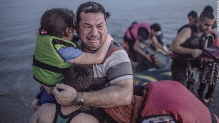 Ce i s-a întâmplat refugiatului care a izbucnit în lacrimi, având copiii în brațe