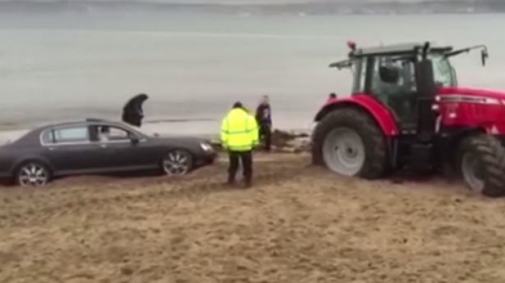 Un şofer a intrat cu Bentley-ul pe plajă. Cum s-a încheiat "aventura" lui