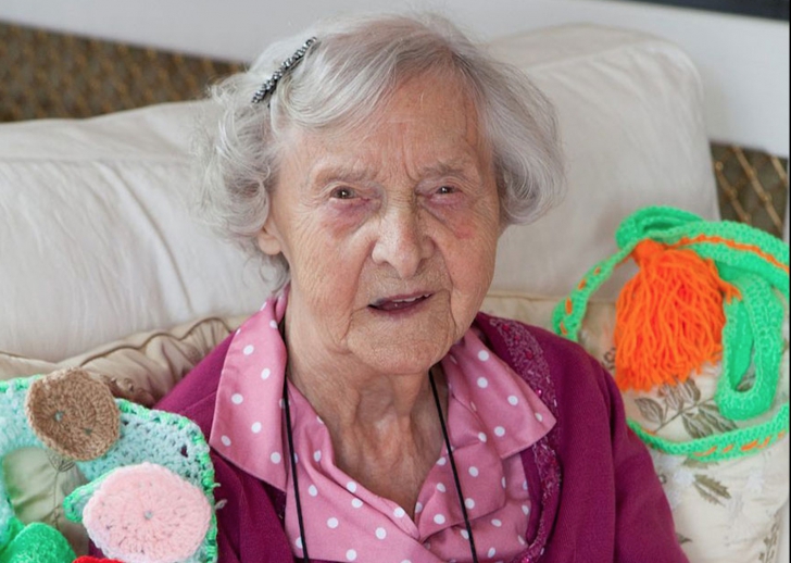 Are 104 ani, însă a uimit pe toată lumea. Este incredibil ce face o batrânică cu mâinile