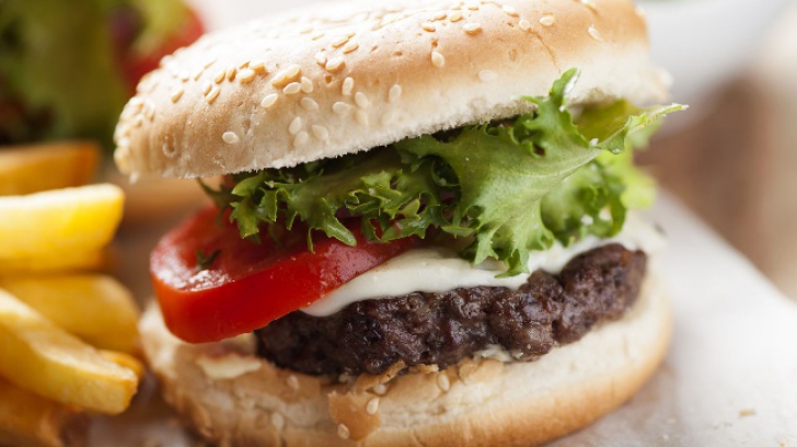 Ce se întâmplă în organismul tău dacă mănânci hamburger?