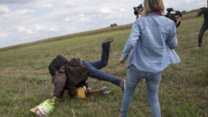 Jurnalista ungară care a atacat refugiații riscă până la 5 ani de pușcărie