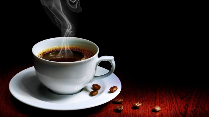 Ce se întâmplă în organismul tău dacă bei cafea înainte să te culci 