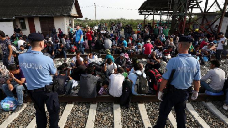 Scene şocante: Ungaria a dezarmat 40 de poliţişti croaţi şi a sechestrat un tren cu 1000 de migranţi