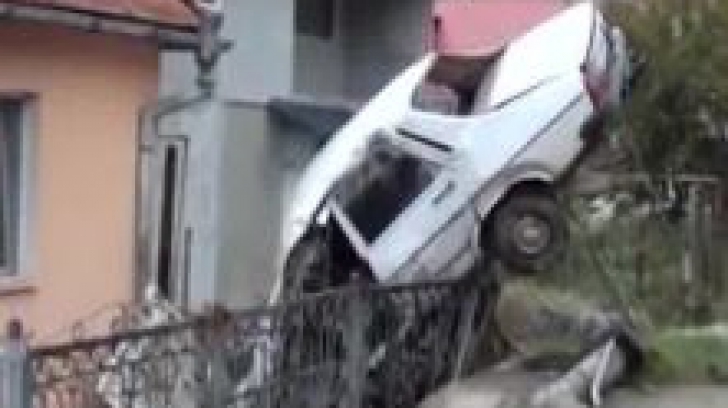 Un şofer vitezoman s-a oprit cu maşina în zidul unei case 