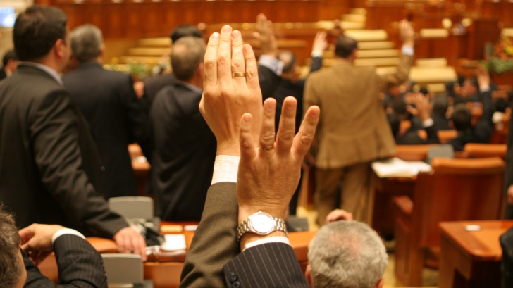 Înainte de moţiune, parlamentarii şi-au votat mărirea sumelor forfetare pentru deplasări