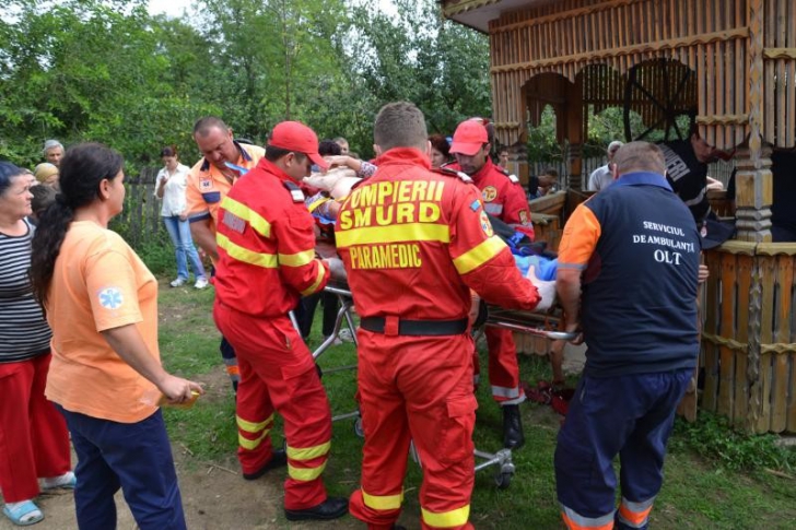 Salvare spectaculoasă în Olt: o femeie a căzut 8 metri într-o fântână FOTO
