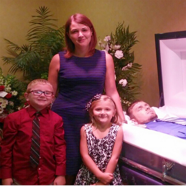 Și-a pozat copiii lângă cadavrul tatălui, apoi a postat imaginea pe Internet. Motivul e uluitor