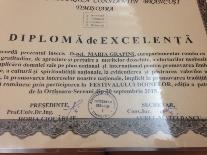 Grapini, renumită pentru greşelile de gramatică, primeşte o diplomă pentru promovarea limbii române / Foto: Facebook.com