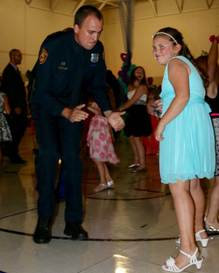 Gestul emoţionant făcut de şase poliţişti pentru o fetiţă orfană de tată. "A fost o onoare"