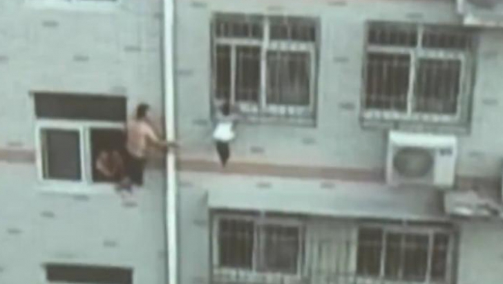 Scene șocante. Cum a fost salvată o fetiță care și-a prins capul în gratiile de la geam