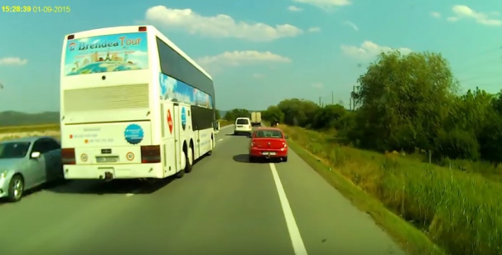 Depăşire criminală. Cum a fost filmat şoferul unui autocar, pe un drum din România VIDEO