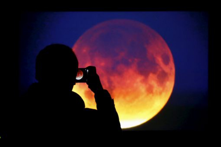 GALERIE FOTO. Eclipsa de Super Lună. Iată cum s-a văzut