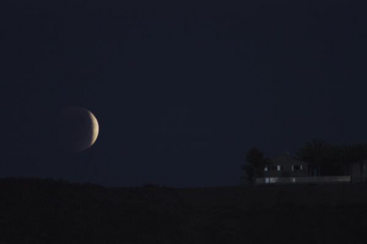 GALERIE FOTO. Eclipsa de Super Lună. Iată cum s-a văzut
