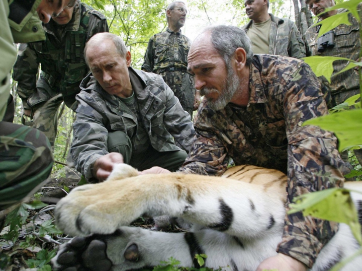 GALERIE FOTO. Cele mai extravagante fotografii cu Vladimir Putin