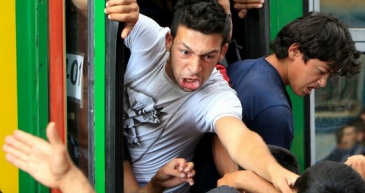 Un grup de radicali unguri a agresat refugiații din fața gării Keleti. Atac cu grenade asurzitoare