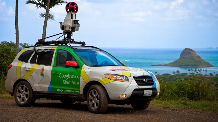 Imagine amuzantă, pe Google Street View. Cum a fost pozat un bărbat de către maşina Google