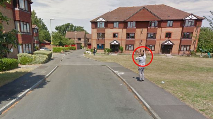 Imagine amuzantă, pe Google Street View. Cum a fost pozat un bărbat de către maşina Google