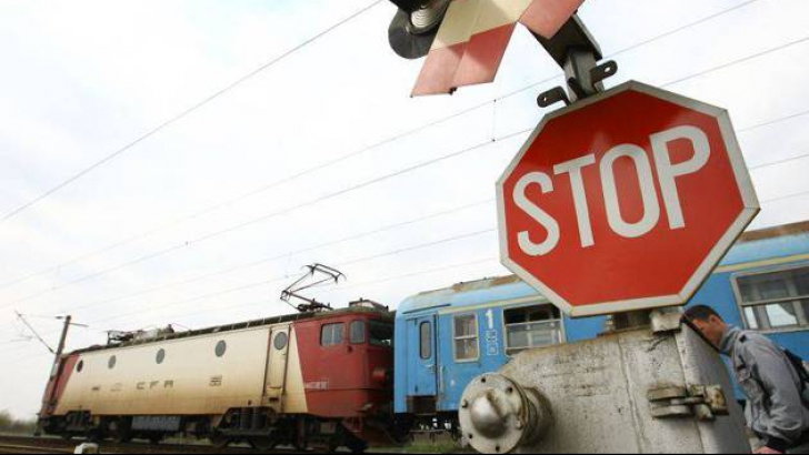 Circulaţia feroviară între Braşov şi Predeal, oprită. Un copac a căzut peste o locomotivă