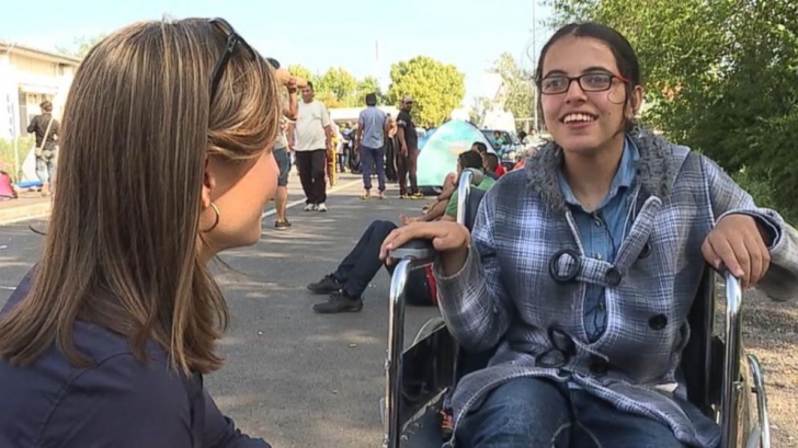 Călătoria uimitoare a unei fete de 16 din Siria către Europa, în scaunul cu rotile