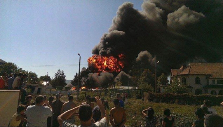 Incendiu de proporții la un depozit din Bacău. Fumul negru se vedea și din alte localități