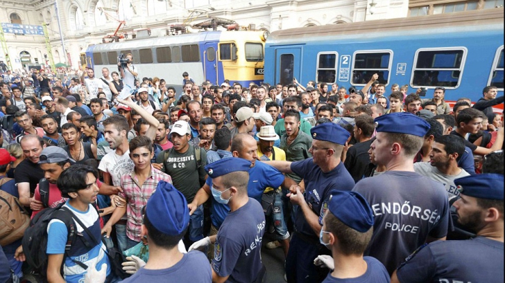 Ungaria declară stare de urgență la granița cu Serbia. Refugiații au forțat gardul de la frontieră