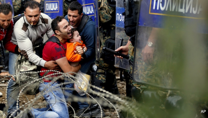 Criza refugiaţilor. Zeci de mii de imigranţi blocaţi pe o insulă din Grecia 