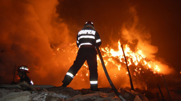 Incendiu de proporții într-un bloc din Sibiu. Trei persoane au ajuns la spital