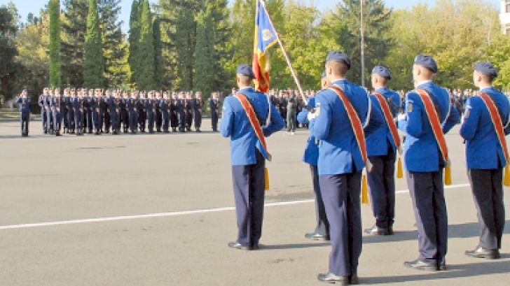 Studenții Academiei de Poliție au depus jurământul. Oprea, prezent la eveniment 