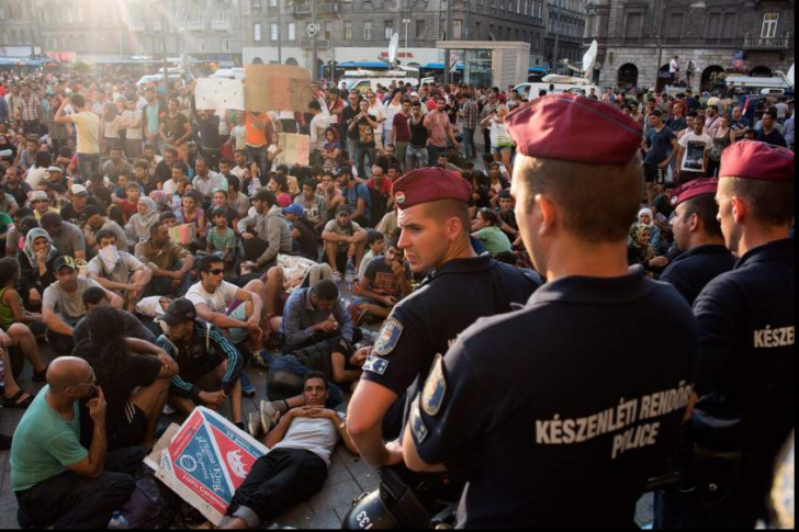 Scene de coşmar la Budapesta! Imigranţii au luat cu asalt Gara Keleti!