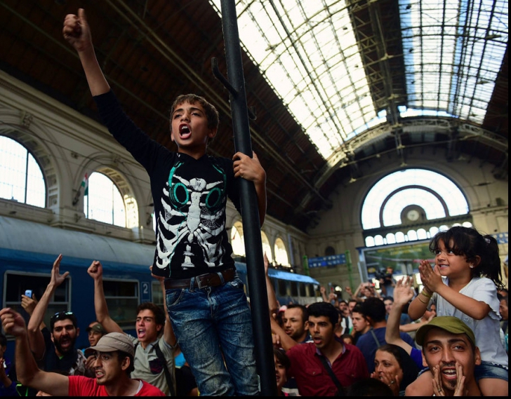Scene de coşmar la Budapesta! Imigranţii au luat cu asalt Gara Keleti!
