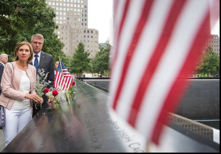 Klaus Iohannis şi soţia sa, gest emoţionant la memorialul atacului terorist din 11 septembrie 2001