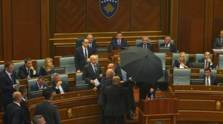 Premierul din Kosovo, atacat cu ouă în Parlament de către cei din Opoziţie