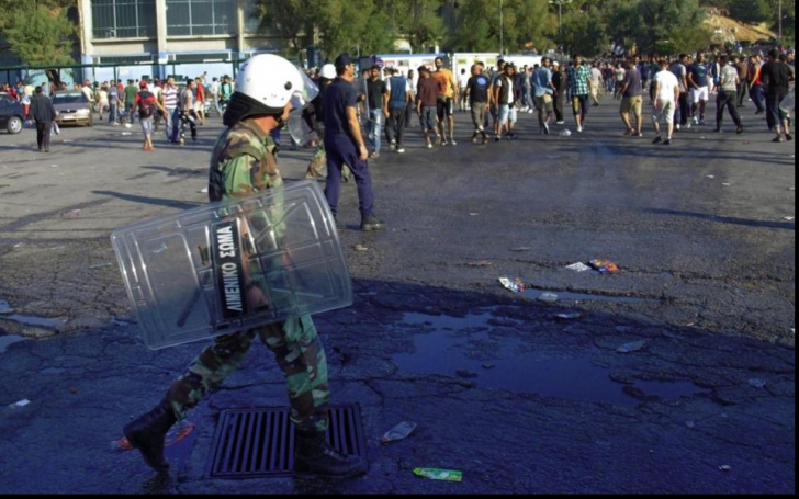 Incidente violente pe insula Lesbos, din Grecia. Refugiaţii se bat cu poliţia!