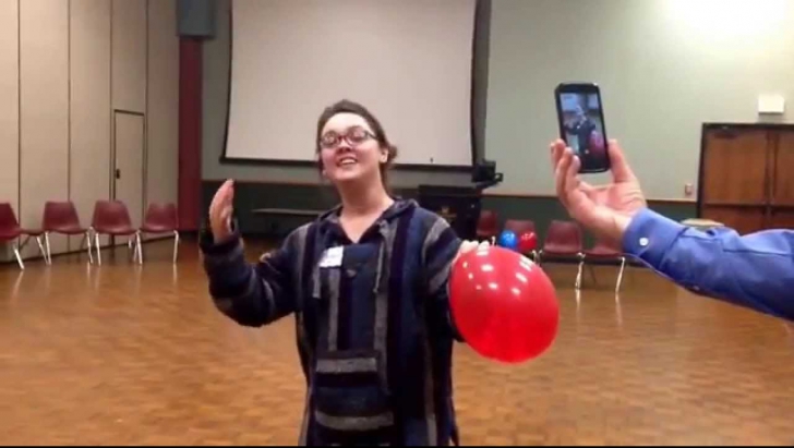 Cum sună vocea unei soprane după ce inhalează heliu dintr-un balon VIDEO